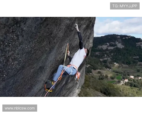 广州攀岩队边路渗透战术解析与攀岩热点探讨